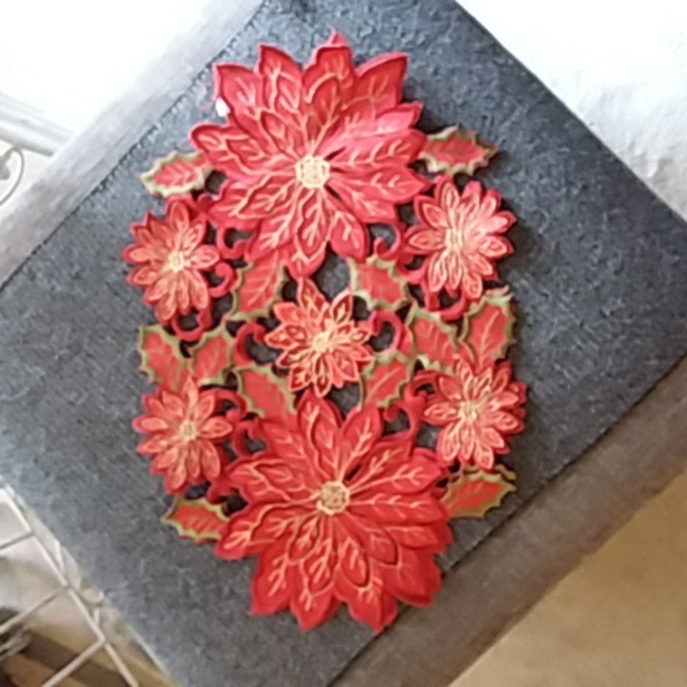 NWOT Poinsettia Placements